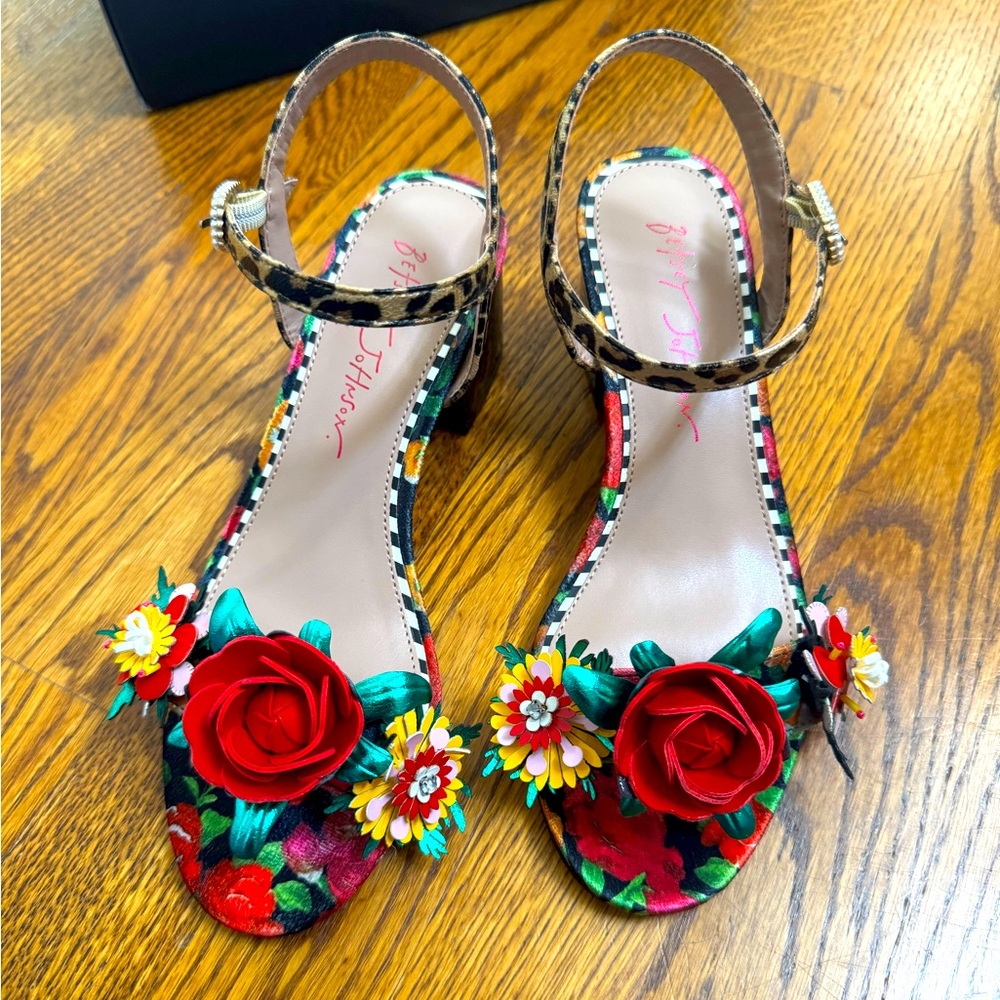New! Betsey Johnson Margoh sandals Red and Green with Floral details, size 6.